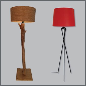 Φωτογραφία δύο μοντέρνων επιδαπέδιων φωτιστικών, το ένα με τρίποδη βάση και με κόκκινο κυλινδρικό καπέλο και το άλλο με βάση από φυσικό ξύλο και κυλινδρικό καπέλο από φελλό, από την βιοτεχνία αμπαζούρ και φωτιστικών Gekas Luminoso.